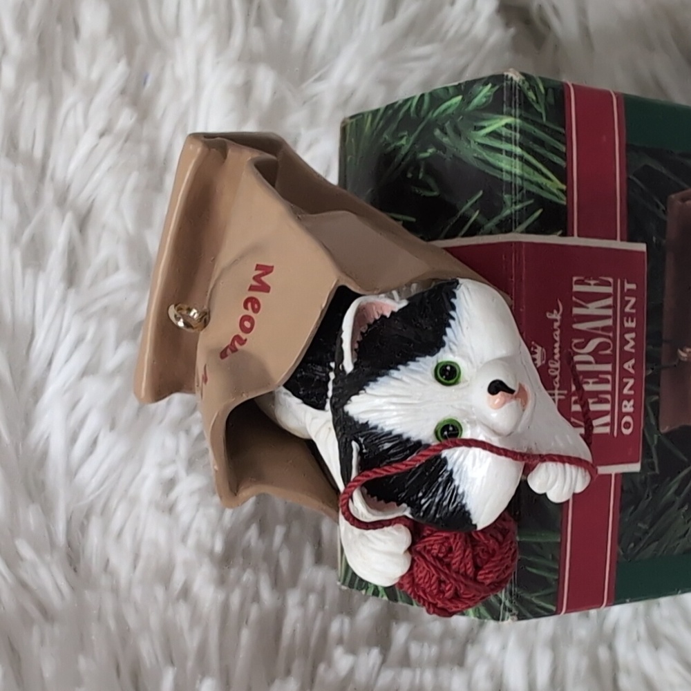 Vintage Hallmark 1990 Keepsake Cat Ornament Meow Mart - Kitty In Bag Yarn Play - Picture 6 of 7